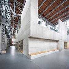 Dieses Bild zeigt das historische Schlachthofgebäude aus Backstein, welches heute die Bibliothek, die Campus IT, den Erinnerungs- und Lernort "Alter Schlachthof" sowie einige Seminarräume für Studierende enthält.